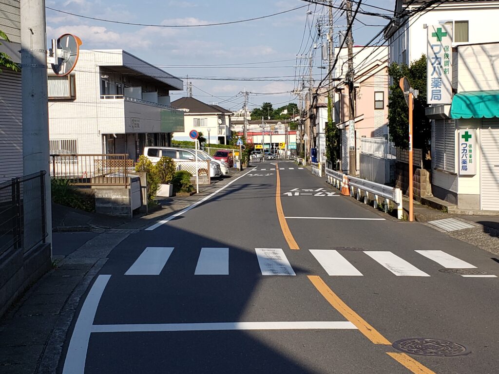 交差点先の道