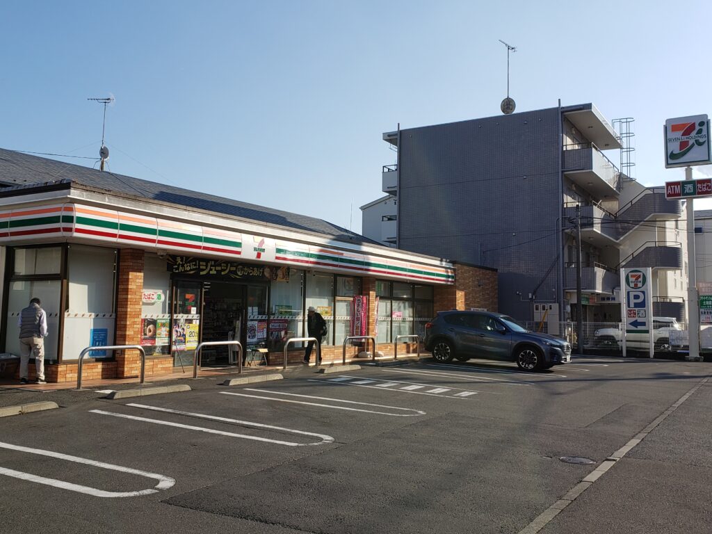 バス停近くのコンビニ
