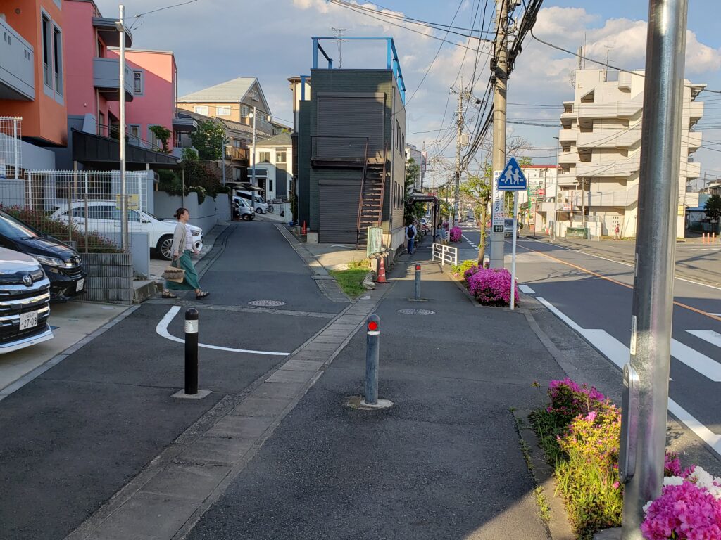 バス停前の分かれ道