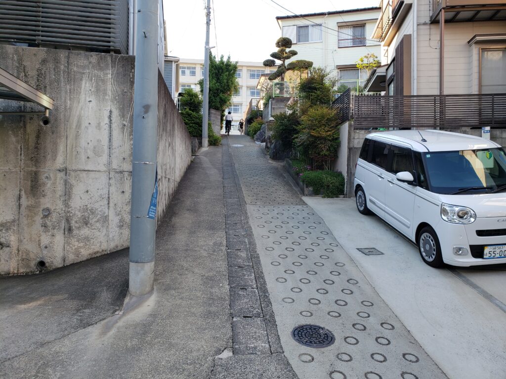 高校前の坂
