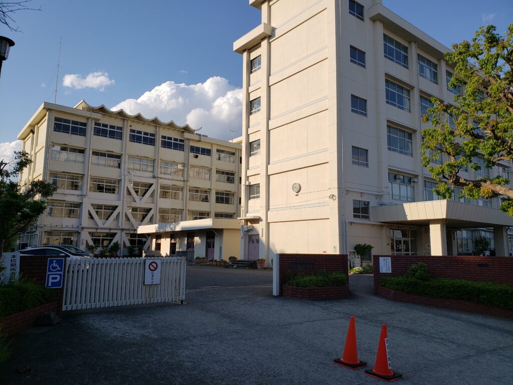 百合丘高校外観①