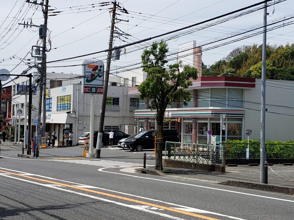 道路沿いのコンビニ