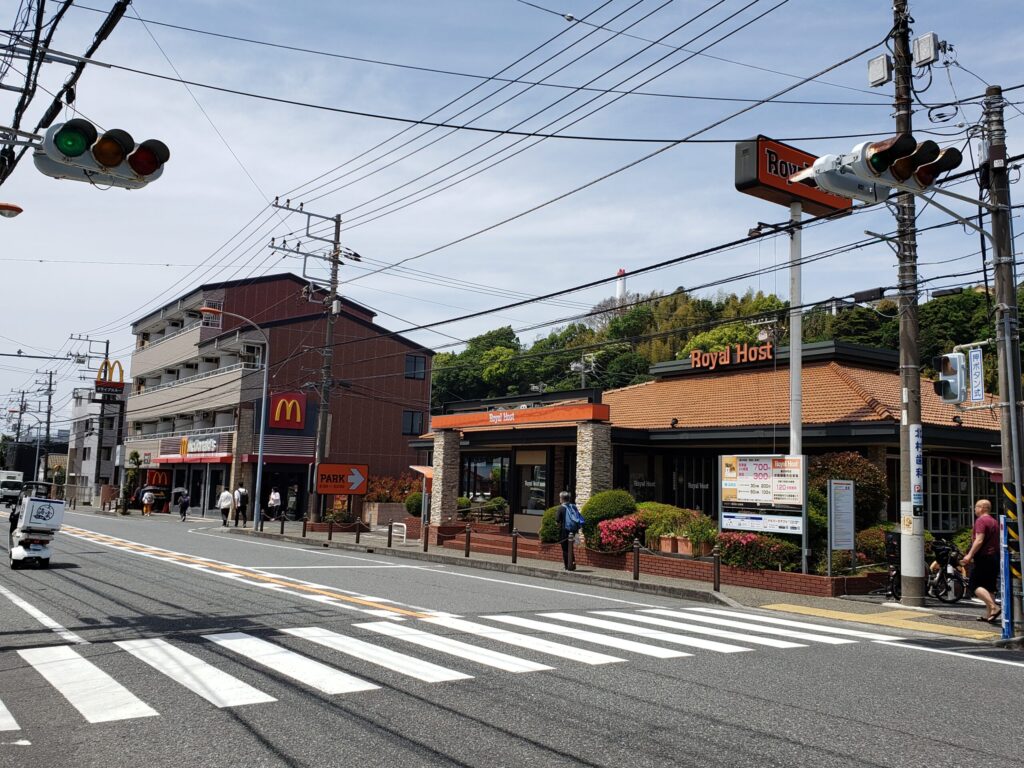 道路沿いのファーストフード店