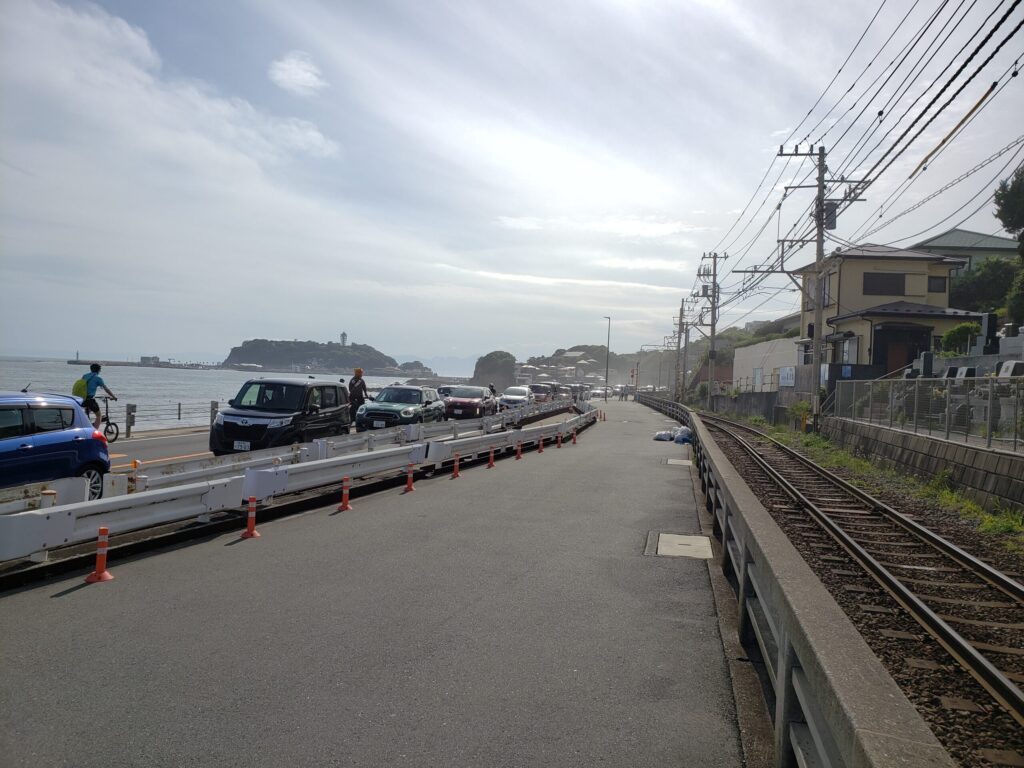 鎌倉高校前駅沿いの道路