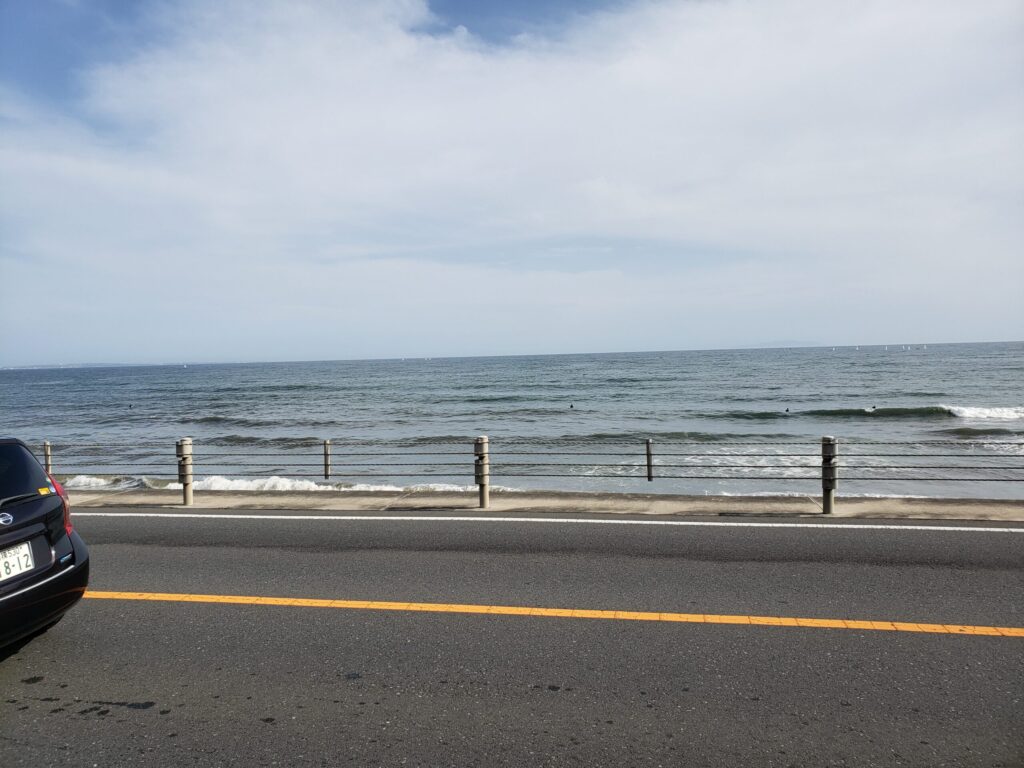 鎌倉高校前駅近くの海