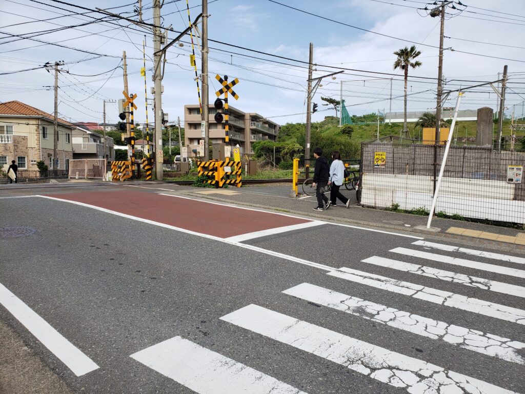 駅近くの踏切
