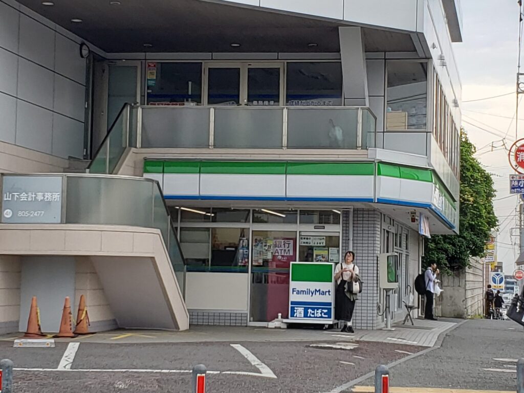 踊場駅近くのコンビニ