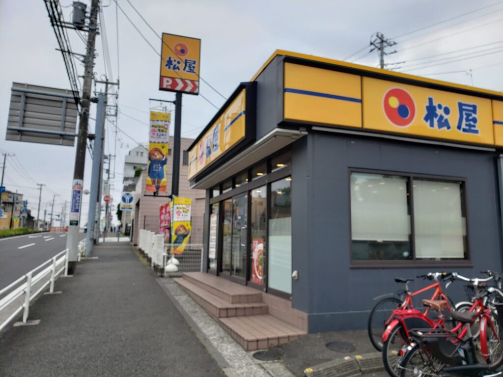 駅近くのファーストフード店