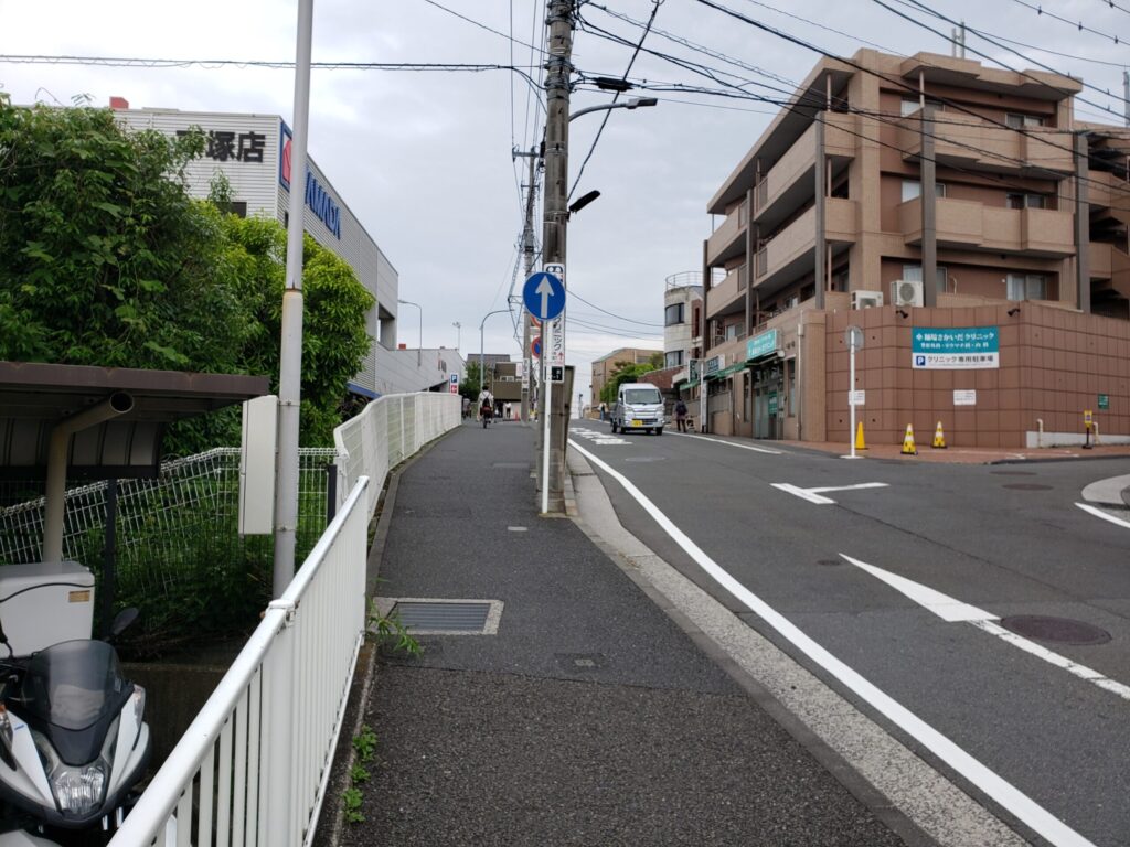 交差点先の上り坂