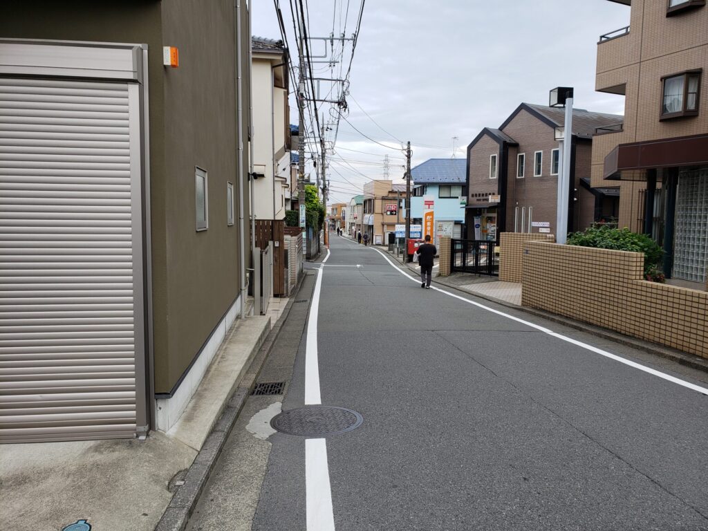 上り坂の先の道