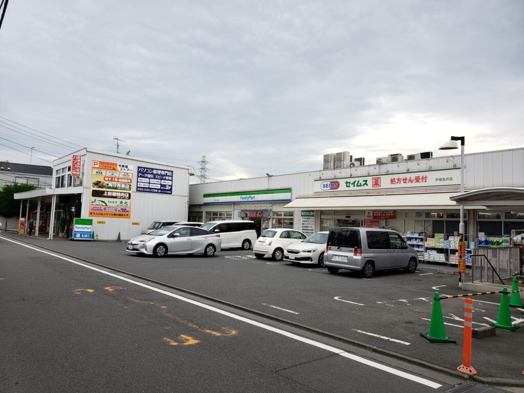 通学路にあるコンビニとドラッグストア