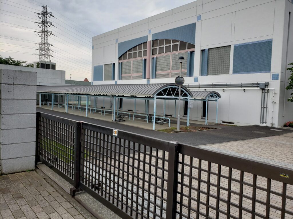 アリーナ棟と駐輪場