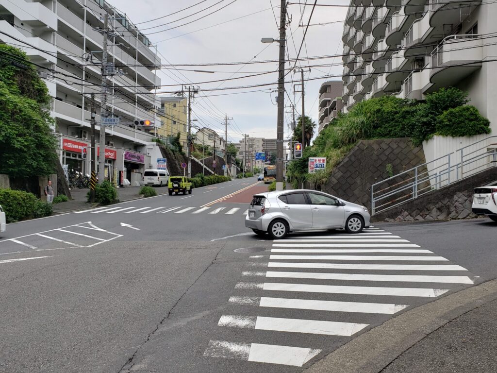 戸塚警察署下交差点