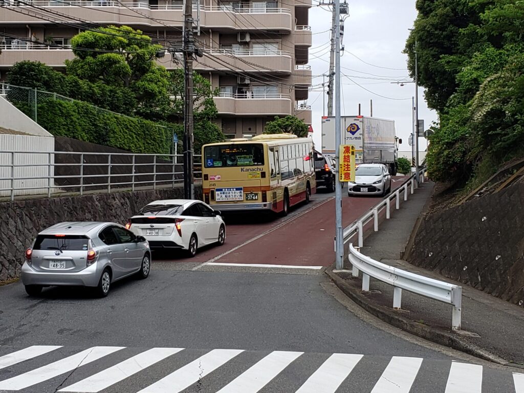 戸塚警察署下交差点の上り坂