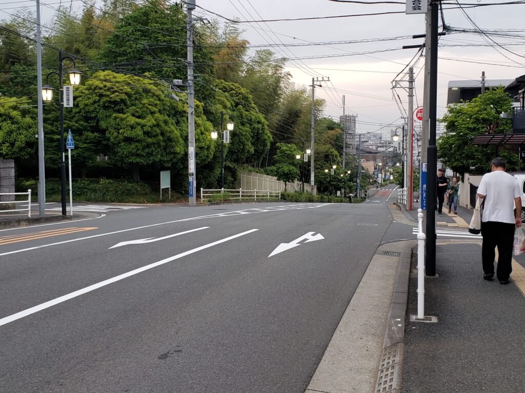 交差点の先の下り坂