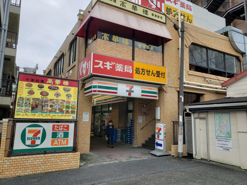 改札近くにあるドラッグストアとコンビニ