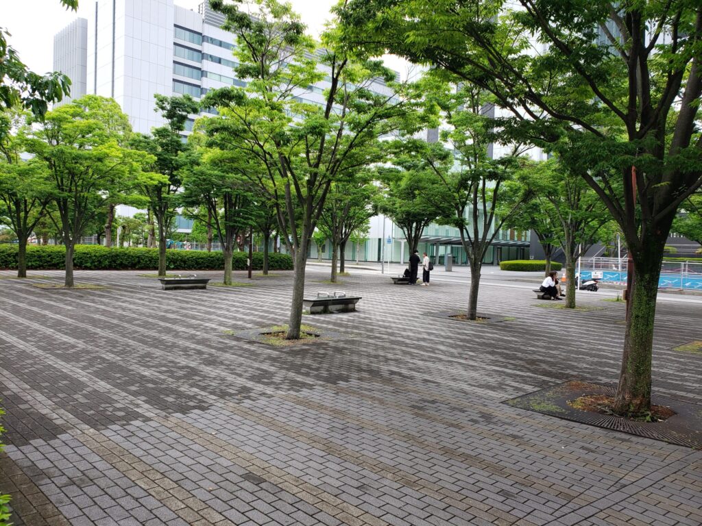 踏切近くにある広場