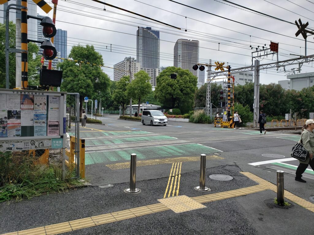 駅近くにある踏切