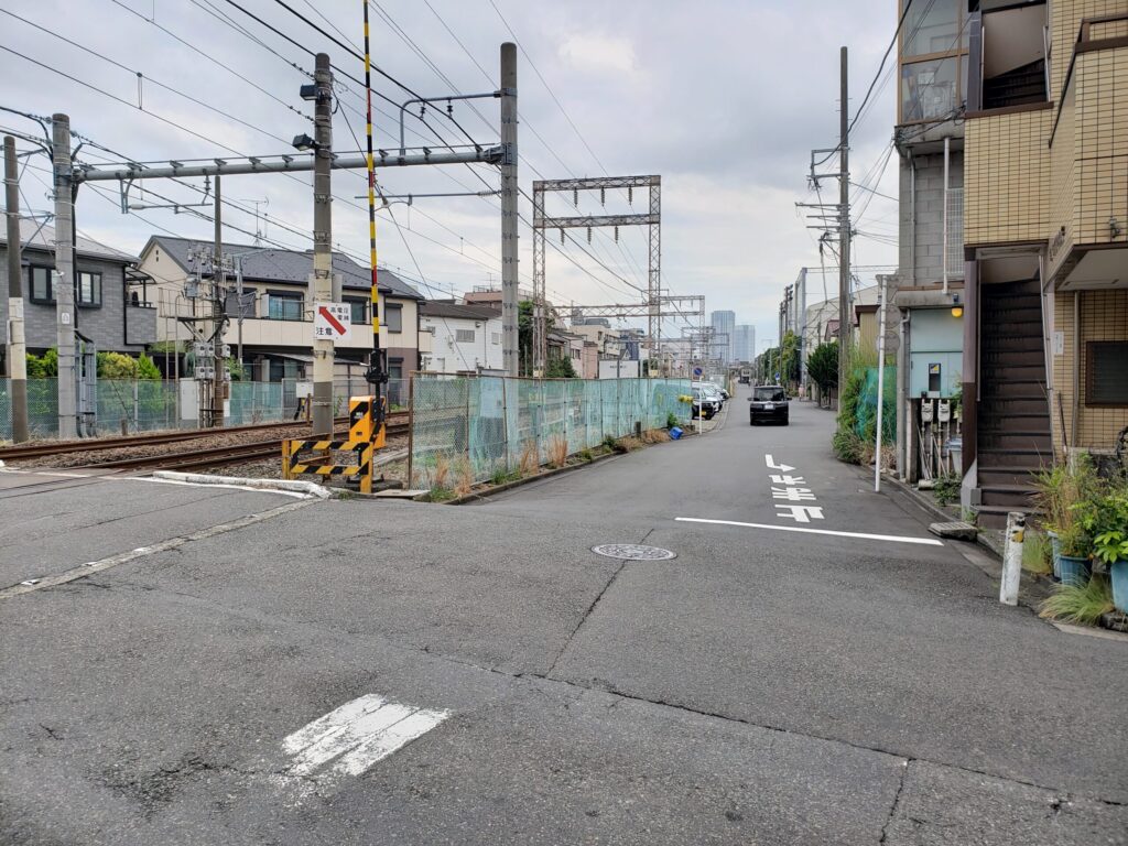 踏切前の道
