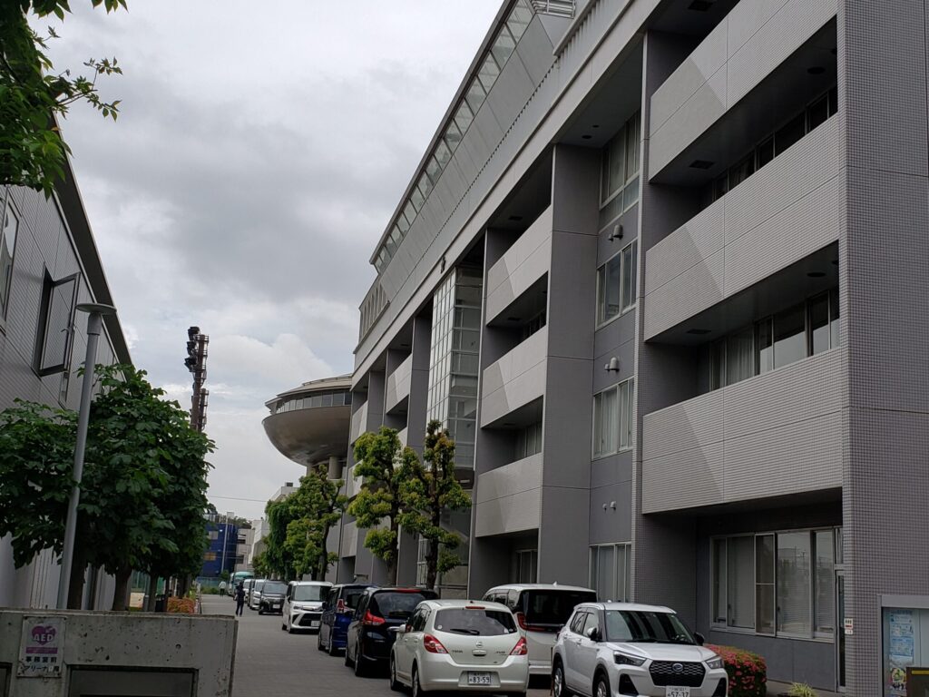 市立橘高校　校舎棟と第2体育館がある建物