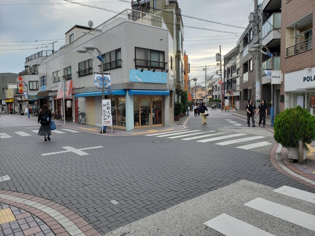 法政通りを抜けたところにある別れ道