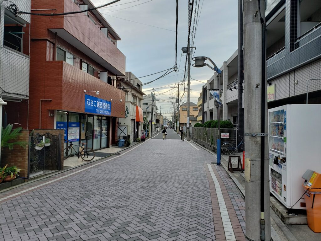 分かれ道の先の通り①