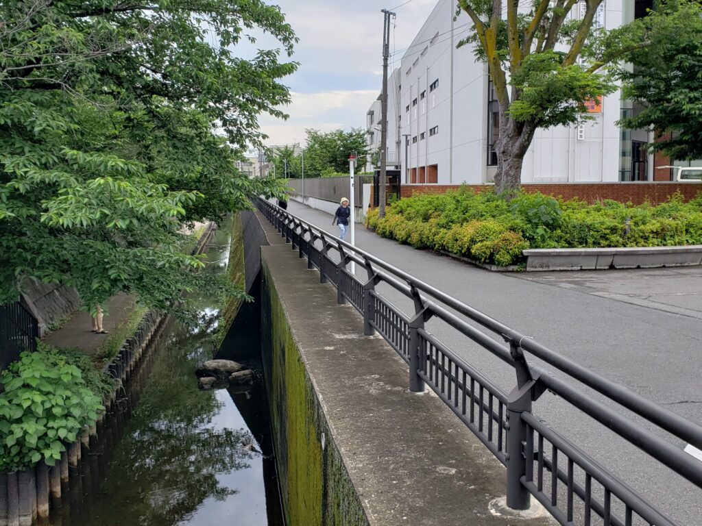 高校周辺を流れる小さな川