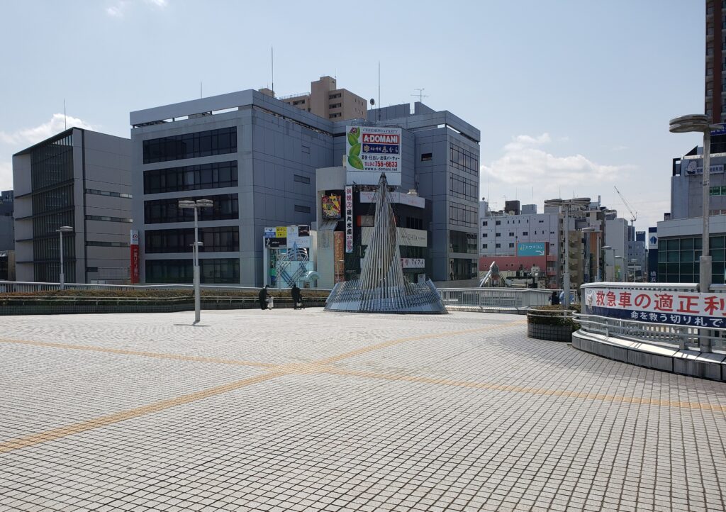 オブジェがある南口