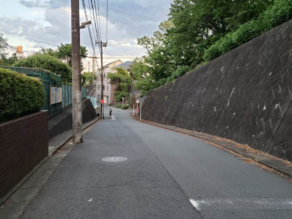 交差点近くの登り坂①
