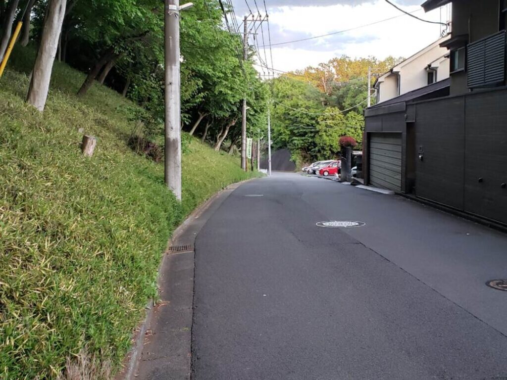 高校近くの下り坂