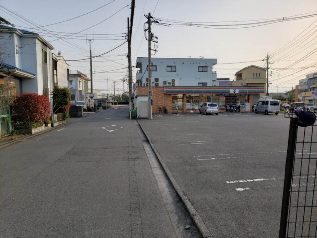 大通り左側にあるコンビニと道