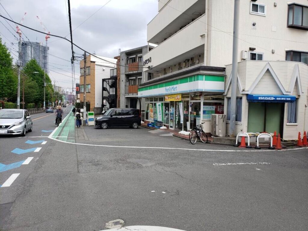 小学校近くのコンビニ