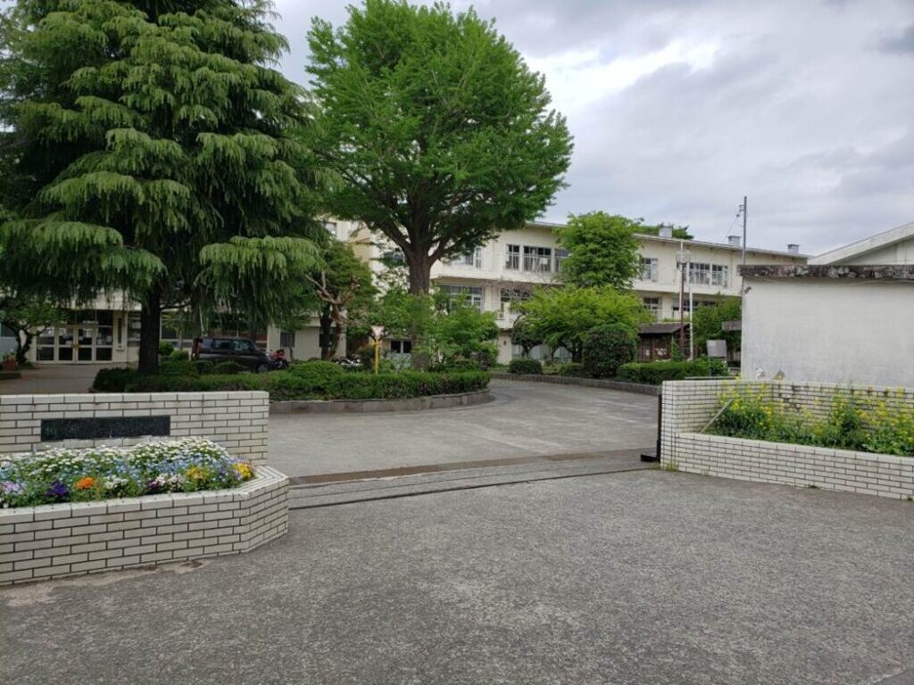 近くの小学校
