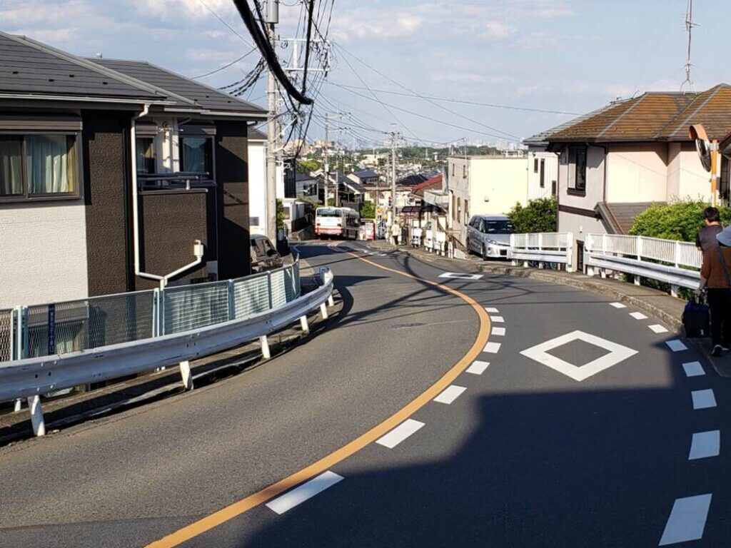 交差点先の下り坂①