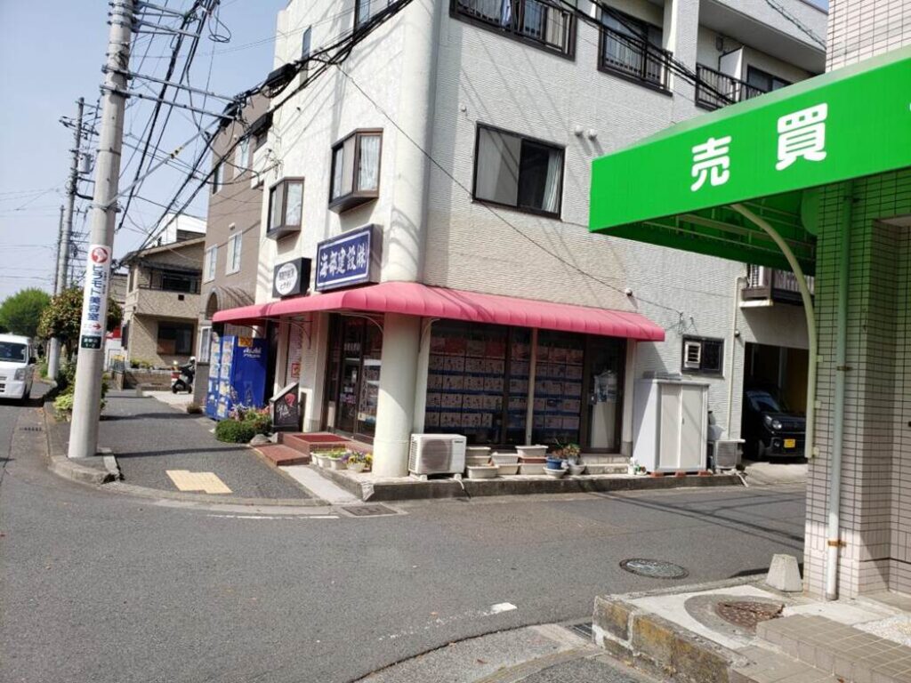 コンビニ近くの道