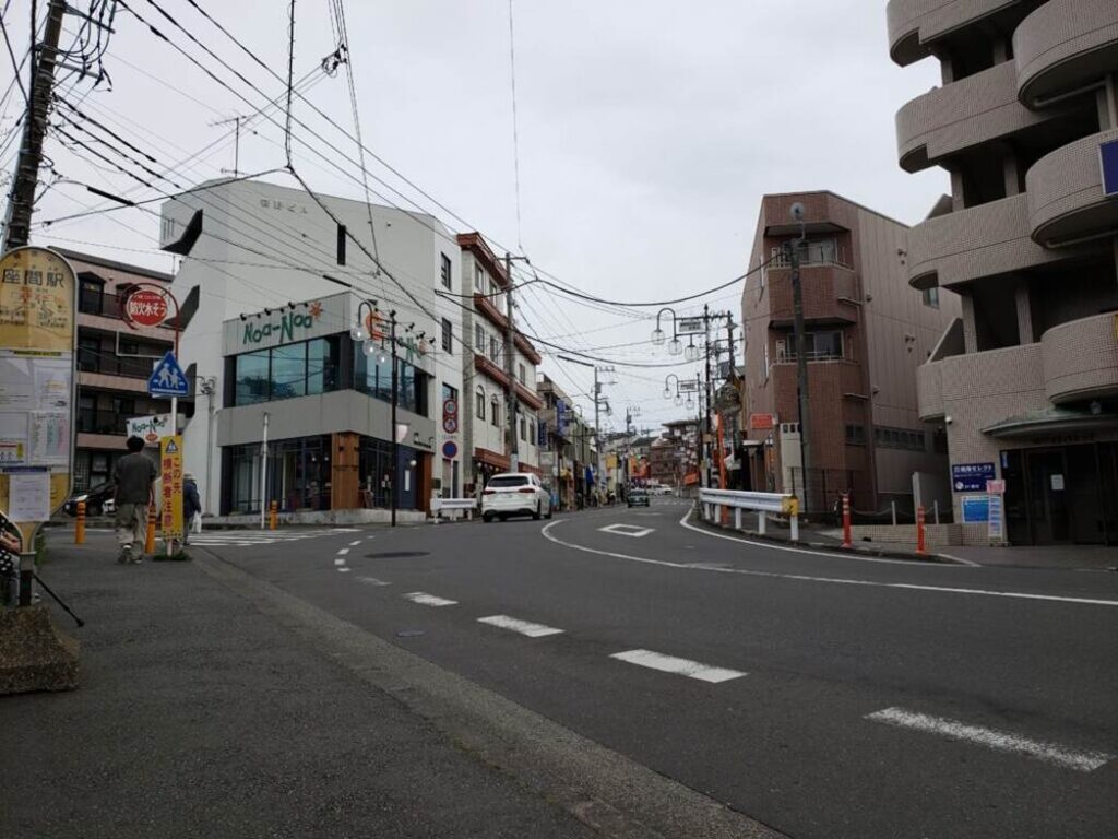 座間駅東口の商店街①