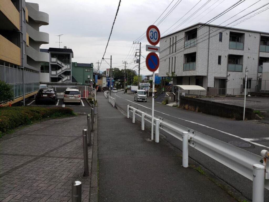 座間駅西口近くの道
