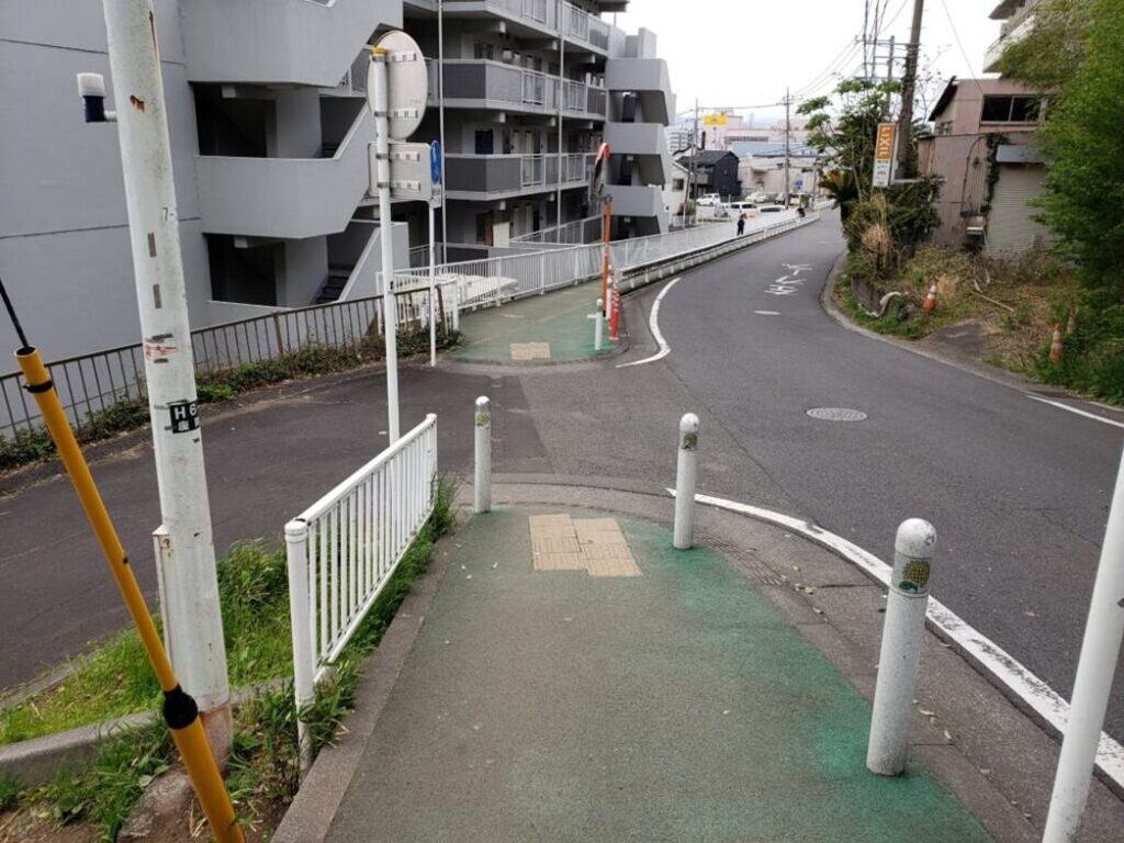 坂の先の分かれ道