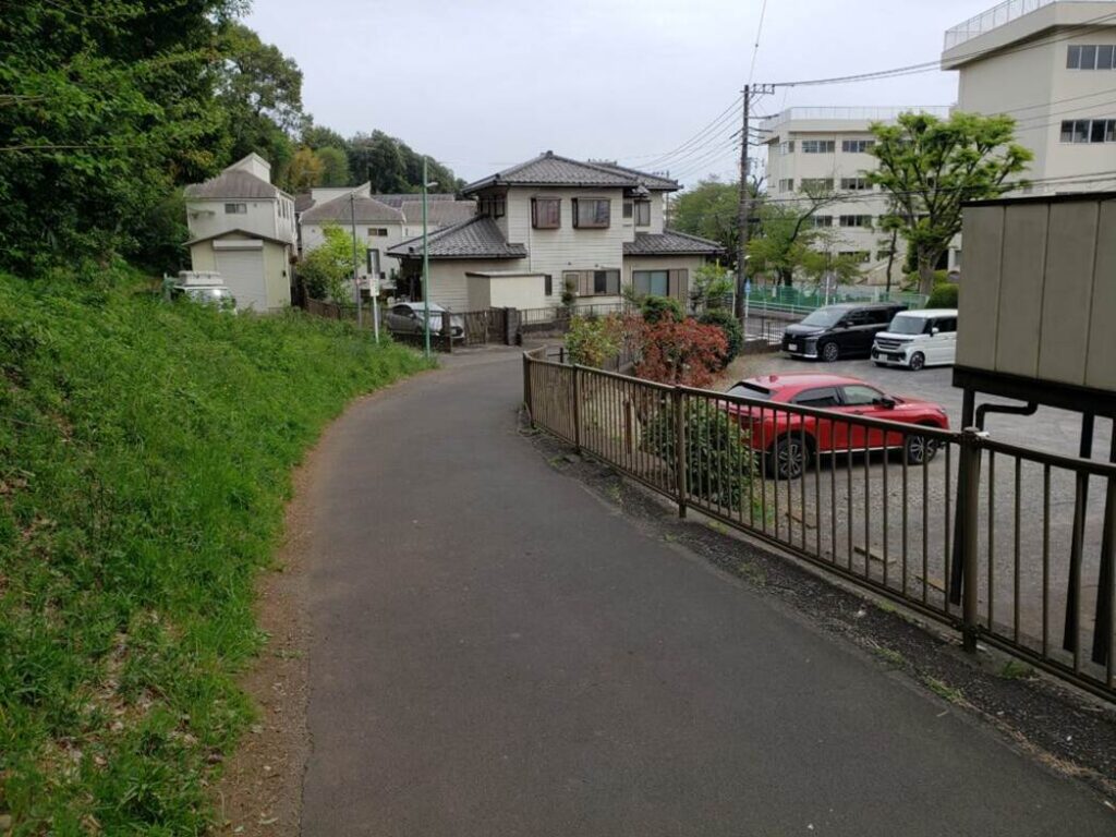分かれ道の先の下り坂