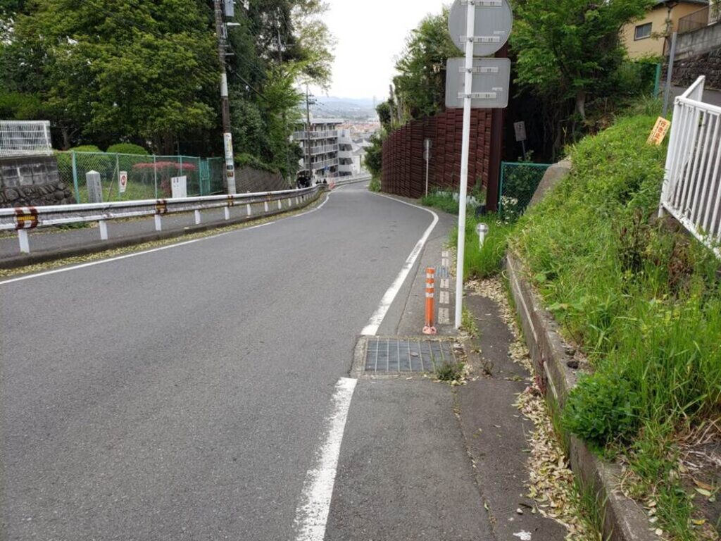 信号先の下り坂