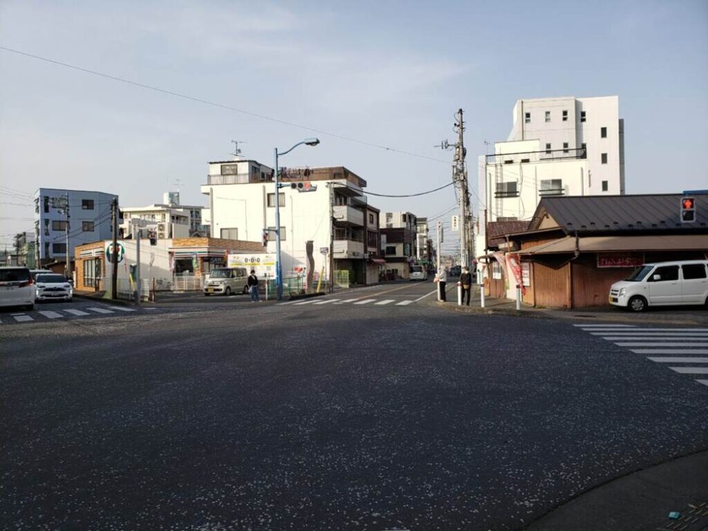 商店街の先の交差点