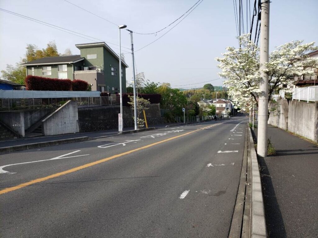 交差点先の下り坂