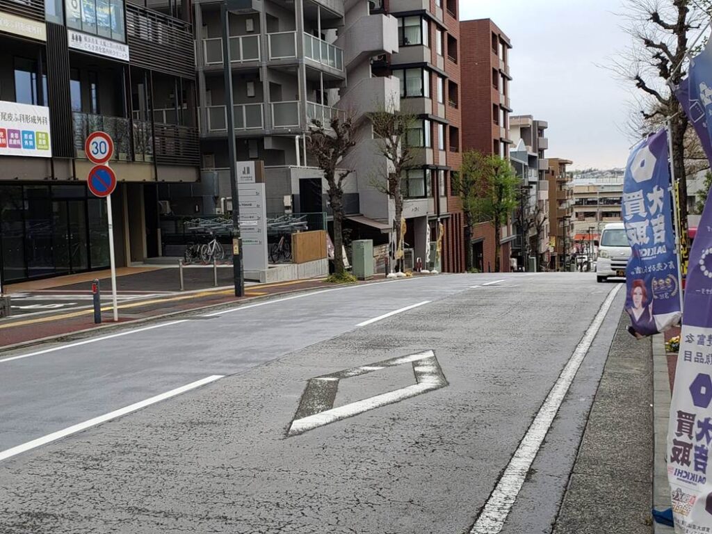 市が尾駅西口近くの下り坂