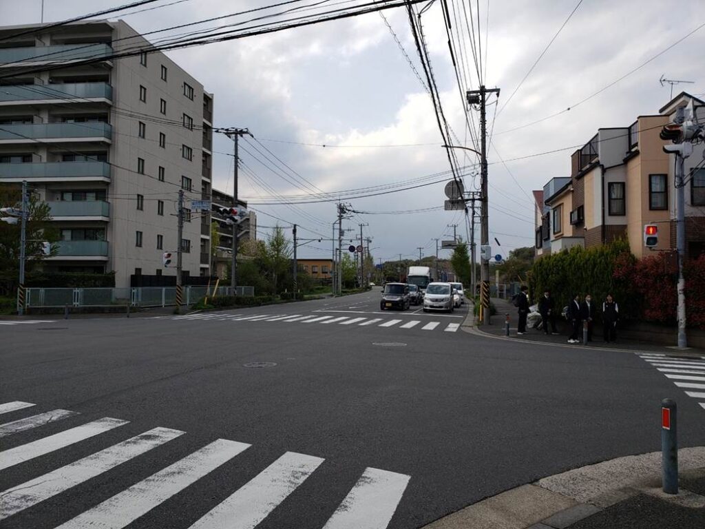公会堂先の交差点
