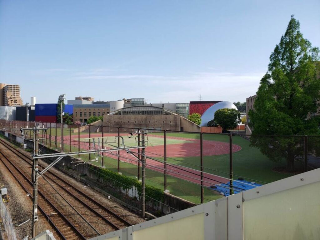 線路向こうにある洗足学園