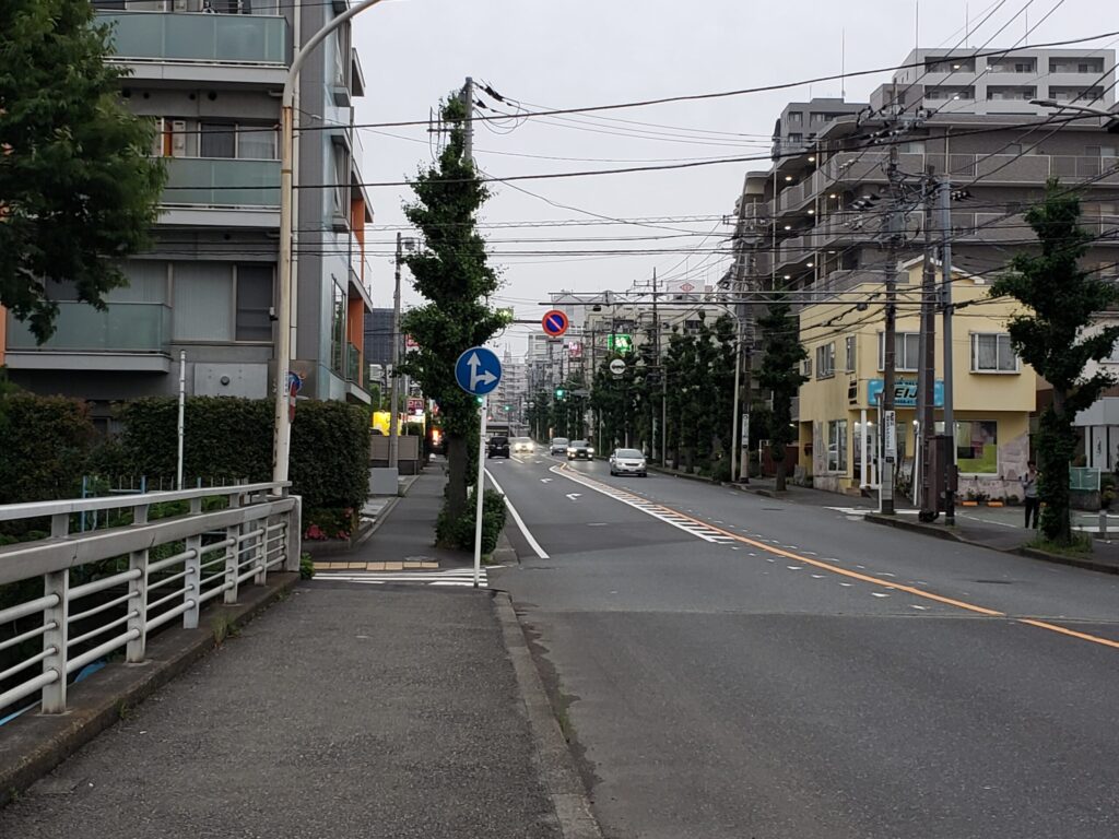 高校近くの通り