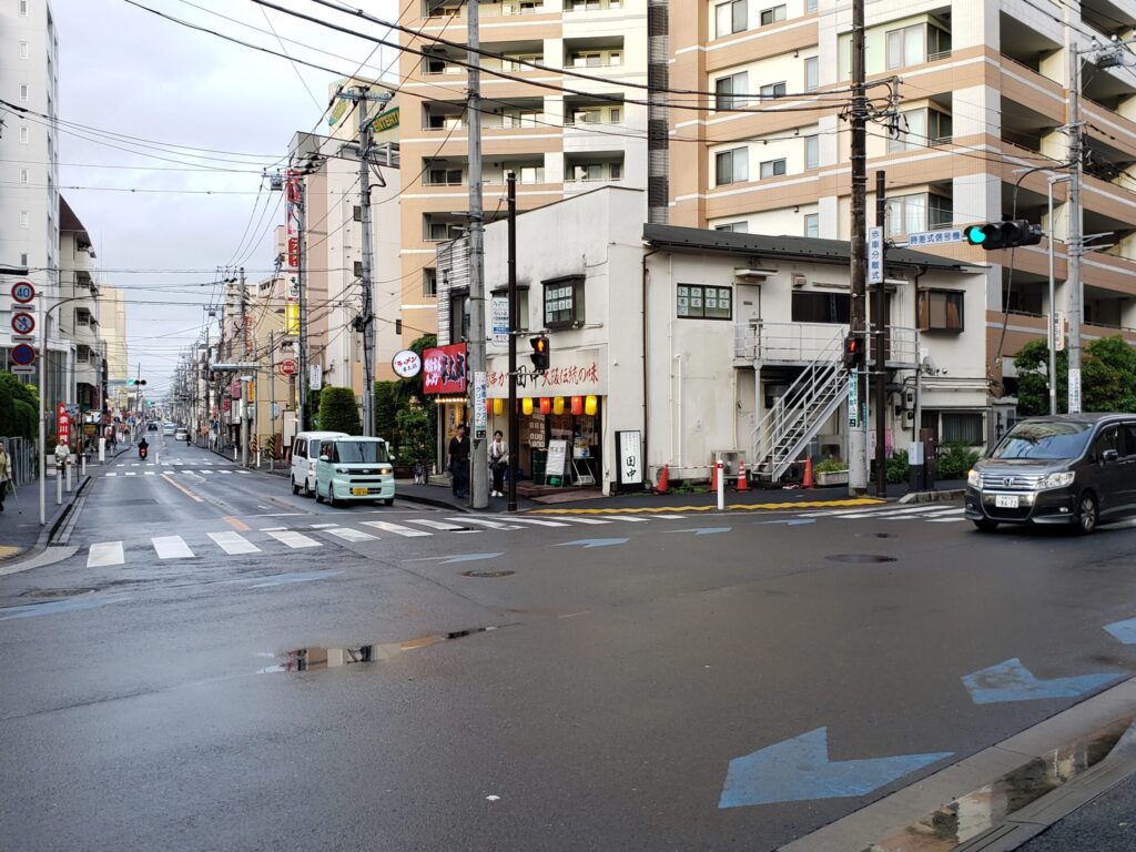 広めの通りの交差点