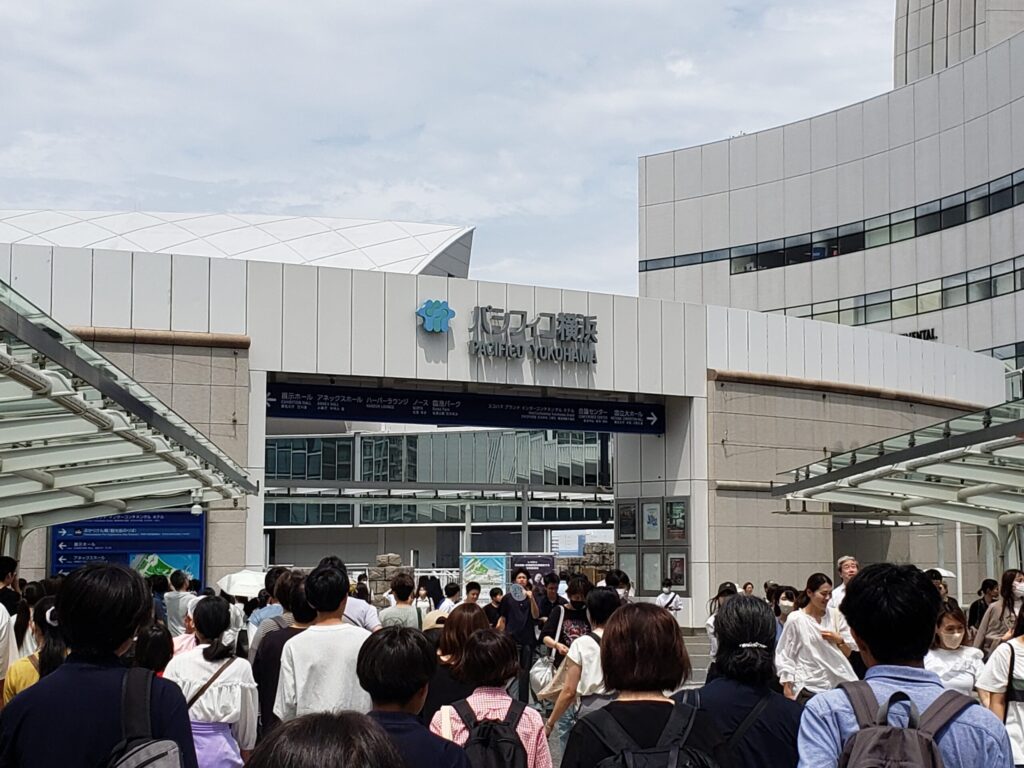 入口の混雑のようす