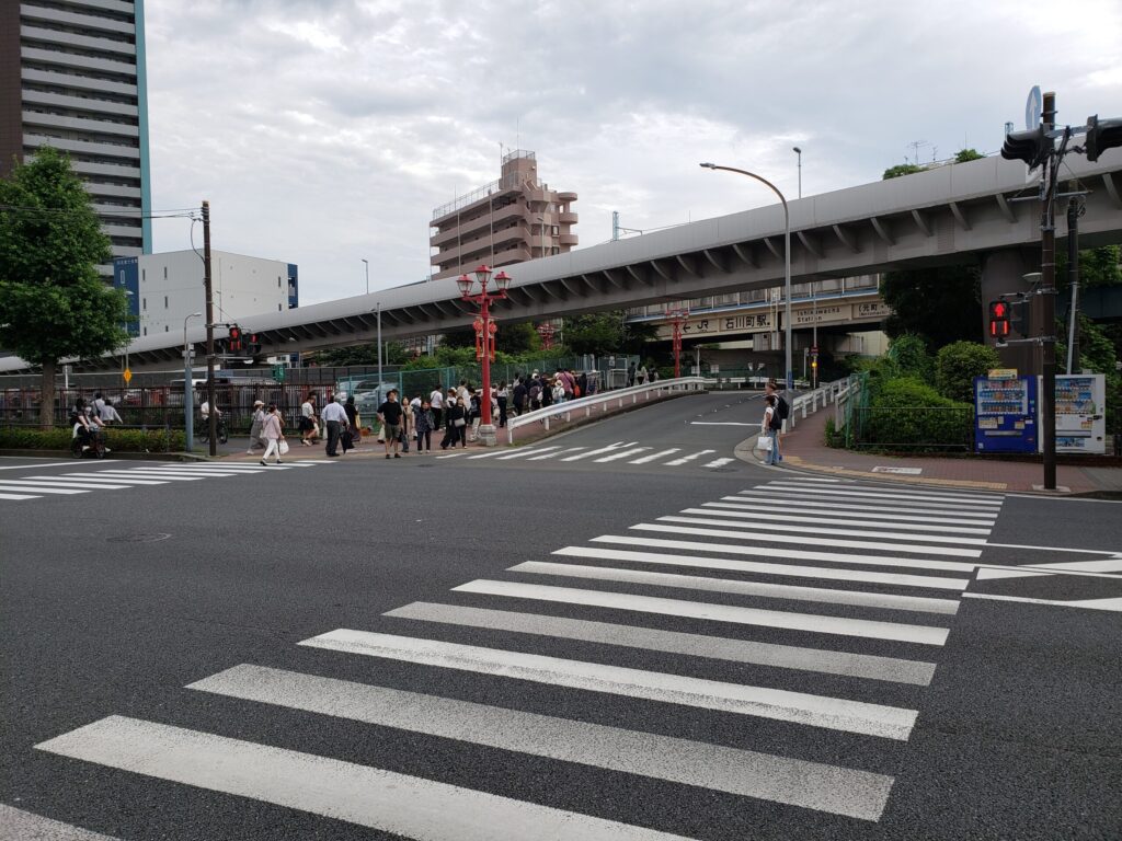 高校近くの通り