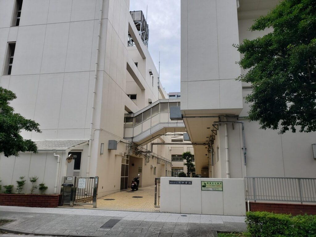 高校近くの中学校